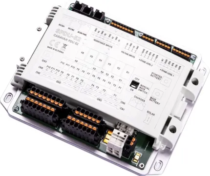 Distribution électrique en 12Vdc pour PICO ou VIA avec 4 shunts, avec interface pour sondes de niveau et température, avec 6 relais dont 2x20A, 2x15A, 2x10A, protocole SiCom et alimentation 8 à 22Vdc